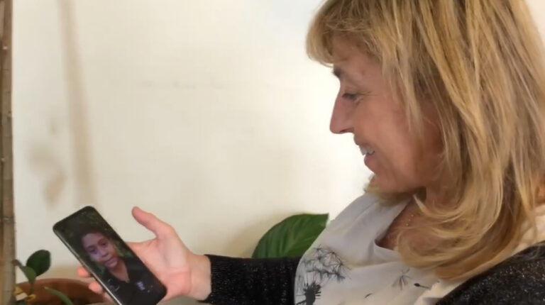 Una sostenitrice guarda il bambino che ha appena adottato