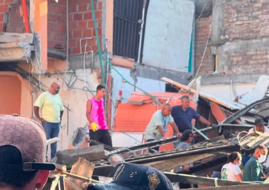 Persone tra edifici danneggiati e macerie dopo il terremoto in Colombia